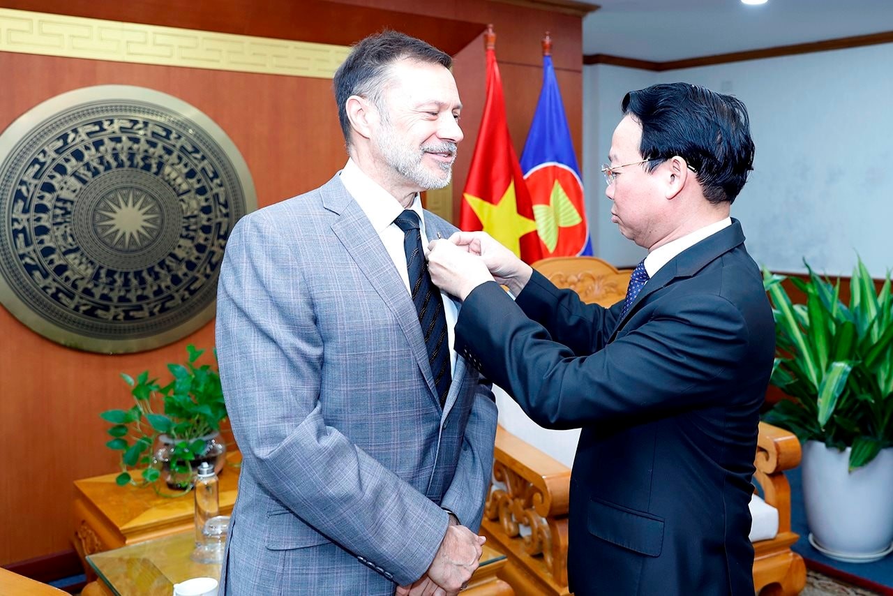 Australian Ambassador Extraordinary and Plenipotentiary to Viet Nam received the Medal for the cause of Natural Resources and Environment